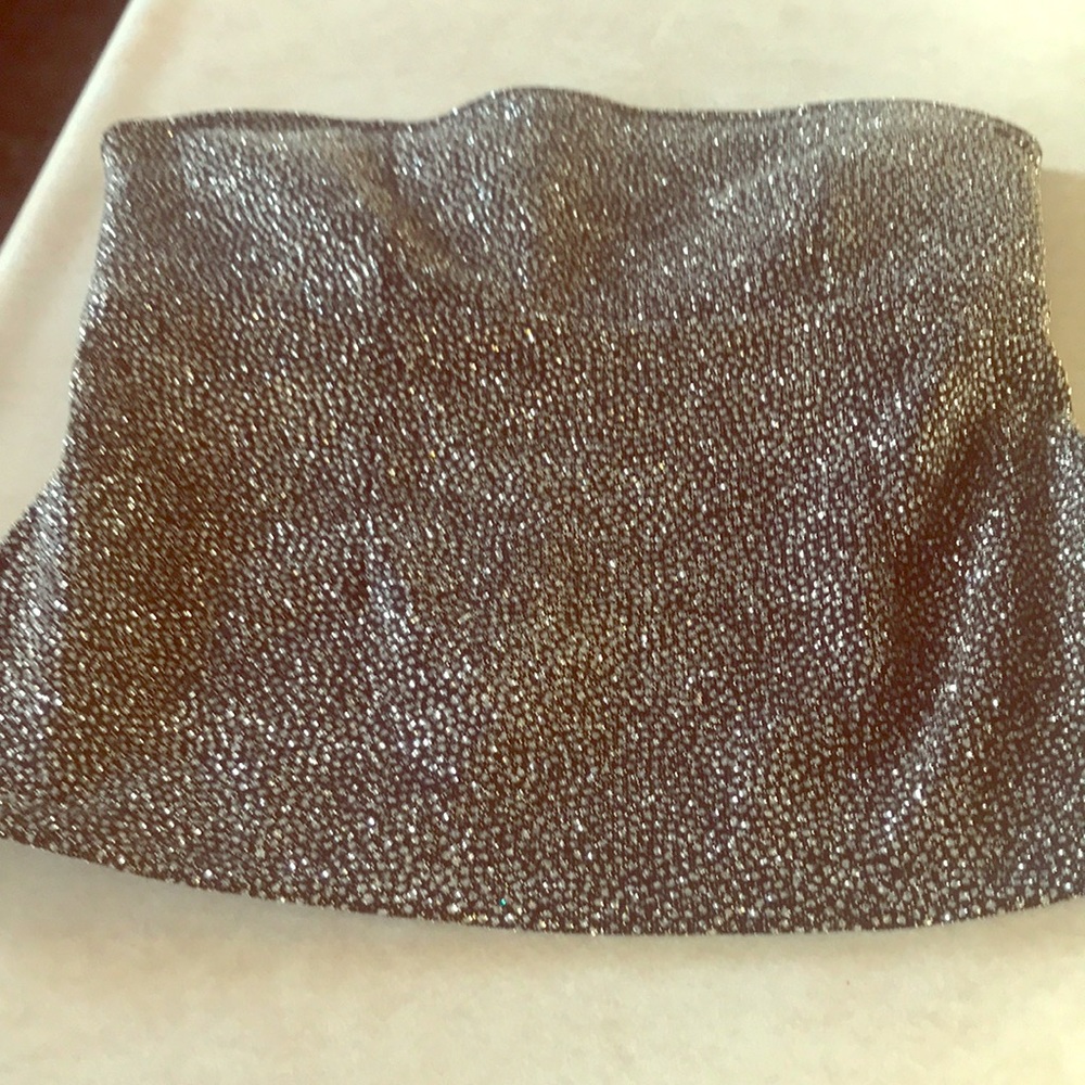 Sleeveless glimmering top!